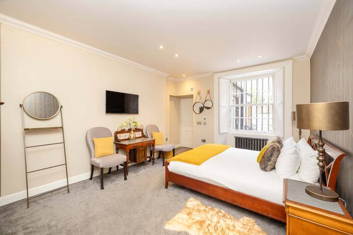 Ultra Luxe Home near Princes Street gallery image 4