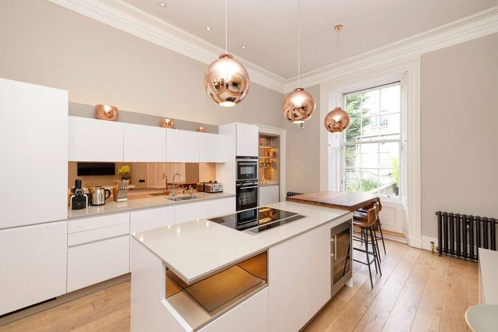 Ultra Luxe Home near Princes Street gallery image 2