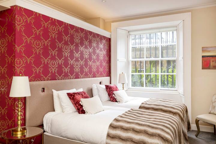 Ultra Luxe Home near Princes Street gallery image 5