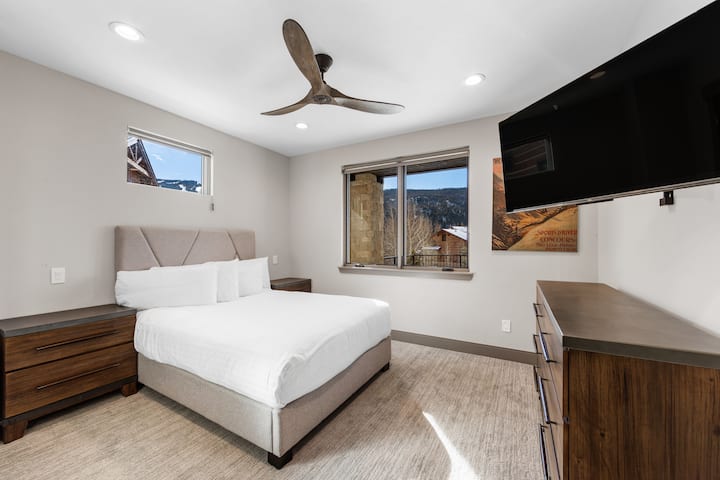 Dhoma e gjumit e vizitorëve të parë me krevat dopio "queen", televizor me ekran të sheshtë.