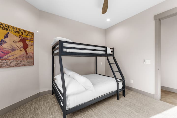 Dhoma e gjumit e vizitorëve të katërt me krevat dopio.