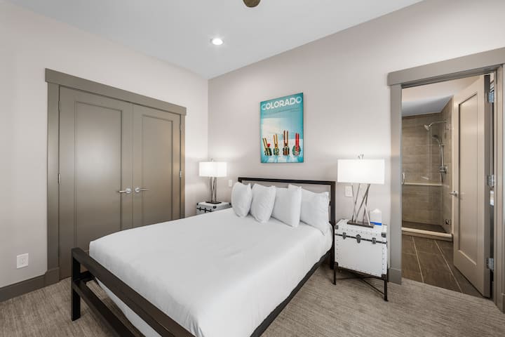 Dhomë gjumi për vizitorët e tretë me krevat dopio "queen" dhe televizor me ekran të sheshtë.