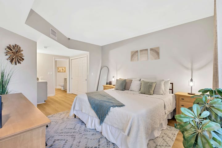 Вашето приватно одморалиште: опуштете се во спокојната главна спална соба со брачен кревет (широк 150-179 см), простран плакар и бања за максимална удобност и практичност.