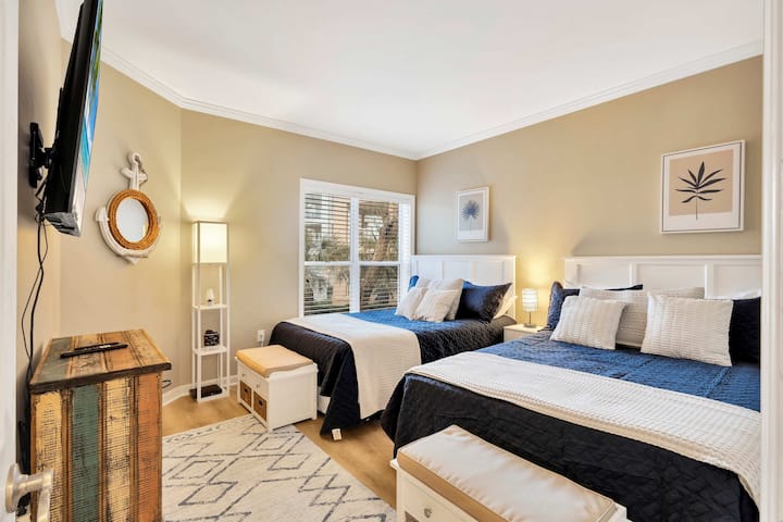 Соба за сите: втората спална соба има два удобни брачни кревета, совршени за деца, пријатели или семејство да се опуштат и да се наполнат по забавниот ден на островот.