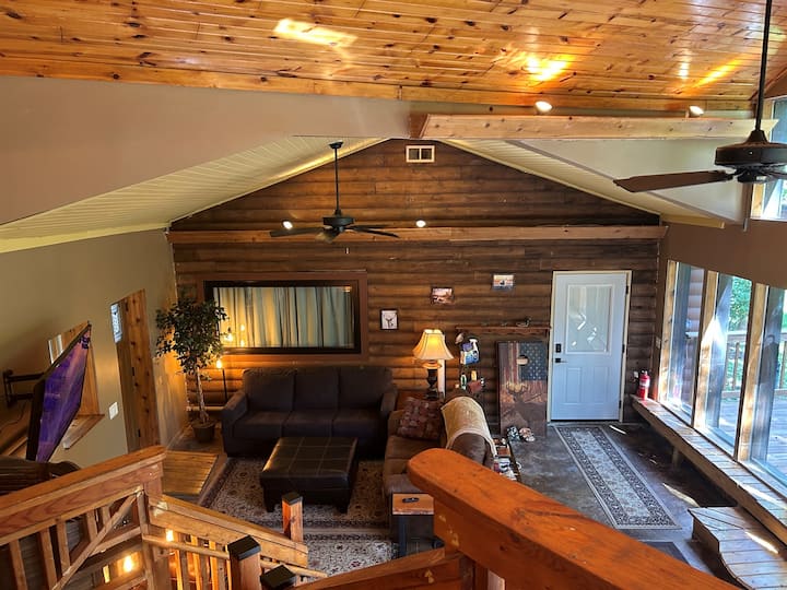 Mwonekano wa chumba cha jua kutoka kwenye mlango wa Nyumba ya mbao nje ya jiko.