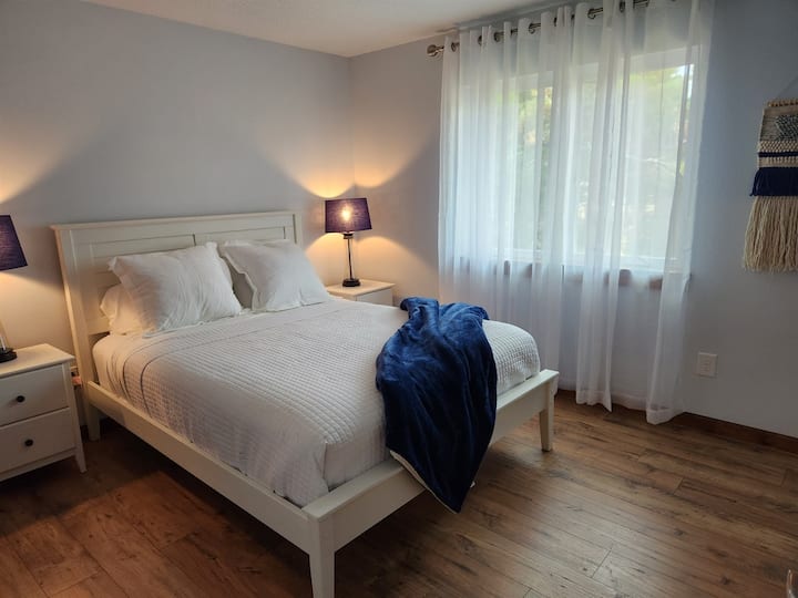 Гостинска спална соба со брачен кревет (широк 180-220 см) и паметен телевизор