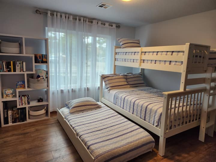 Соба на спрат со кревет во целосна големина, 2 двокреветни кревета, паметен телевизор, DVD плеер и детски филмови. Достапно е Pack-N-Play по барање