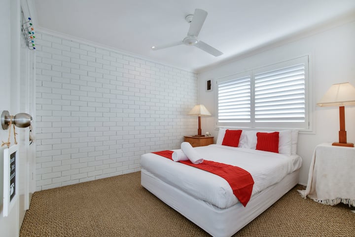 غرفة النوم الثانية تحتوي على سرير كوين 