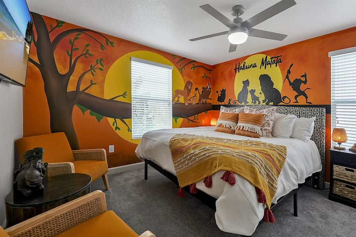 Vďaka ďalším stoličkám a úložnému priestoru je táto miestnosť pohodlná pre každého, kto potrebuje trochu viac miesta.