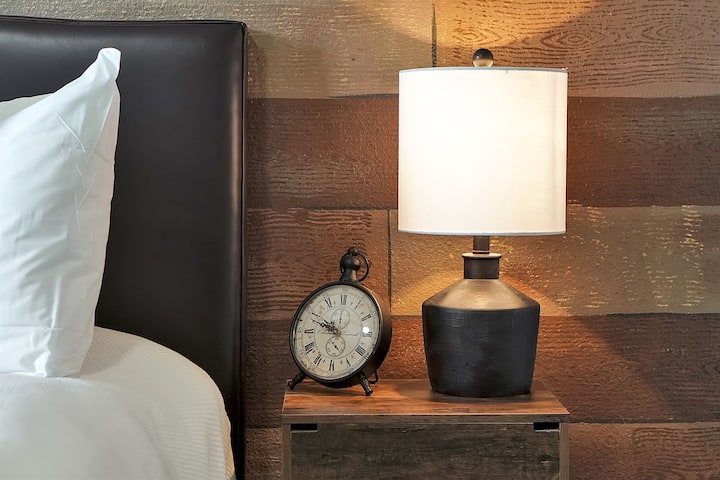 Štýl tohto nočného stolíka sa zhoduje s nástennou maľbou – nič v tomto dome nie je náhodné.