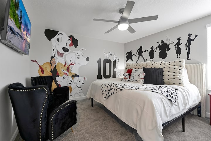 Dalmátska téma sa tiahne od postele až po stenu – jednoduchá, zábavná a ideálna na oddych.