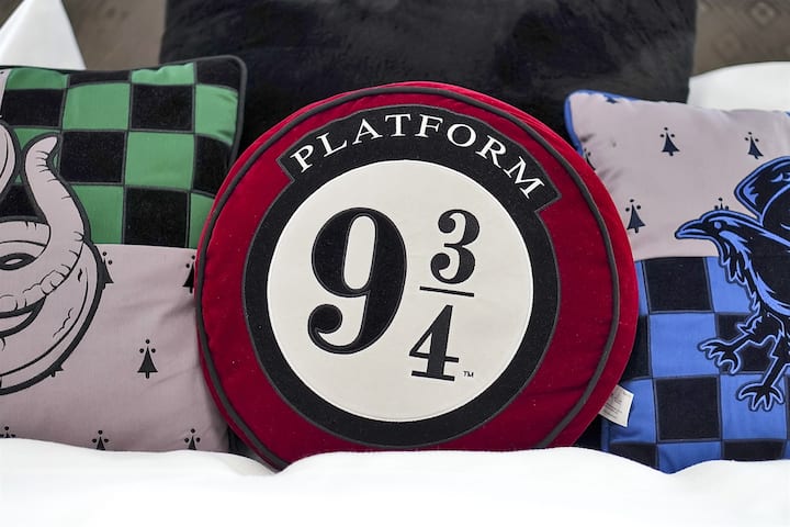 Tematické vankúše a detaily robia každý priestor pohlcujúcim bez toho, aby bol preplnený.