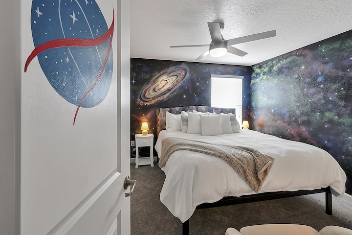 Izba NASA na poschodí sa otvára do podkrovia a spája sa s Moaninou kúpeľňou – ideálne pre staršie deti alebo páry.