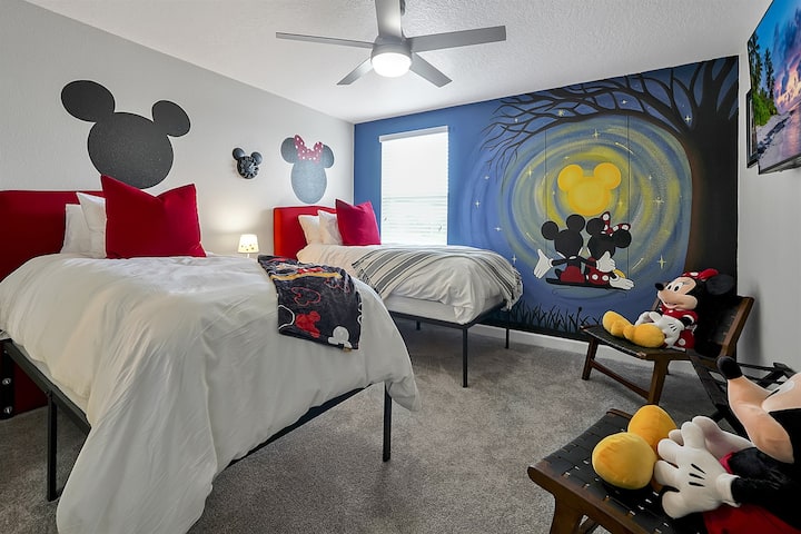 Dvojlôžková izba Mickey spojená s kúpeľňou Mermaid a Aladdin – ideálna pre deti alebo bratrancov a sesternice, ktorí cestujú spolu.
