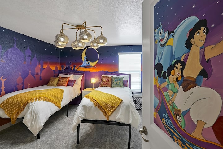Dvojlôžková izba Aladdin s bohatou nástennou maľbou a zábavným osvetlením – spojená s kúpeľňou Mermaid v pravom štýle Jack-a-Jill.