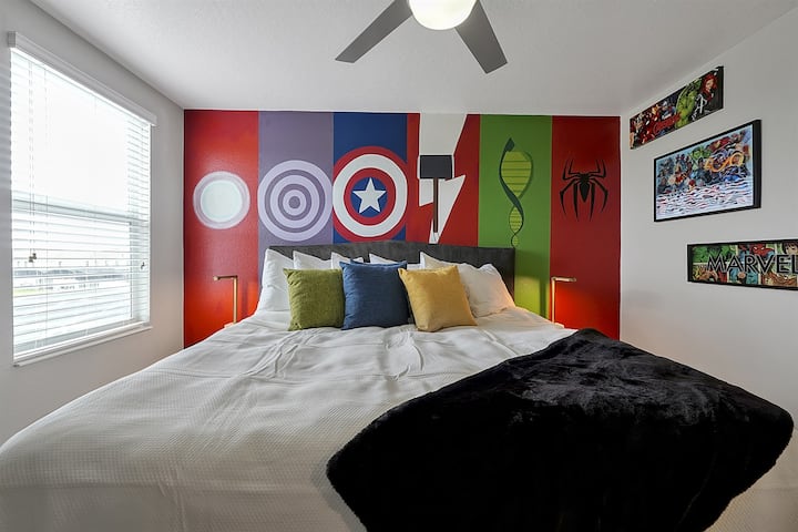 Horná spálňa Marvel s manželskou posteľou, vlastnou kúpeľňou a prístupom do Moany.