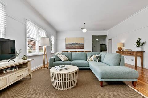 Top performing Airbnb: Spacious & Central 4-Bed Family Home "Roslyn" in Wagga Wagga City Council