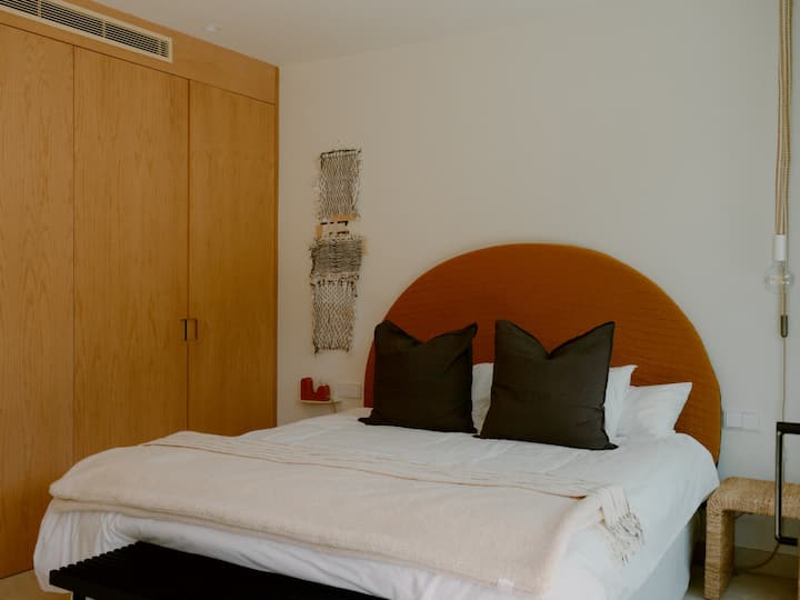 Amplio dormitorio 2 con cama tamaño king y terraza privada