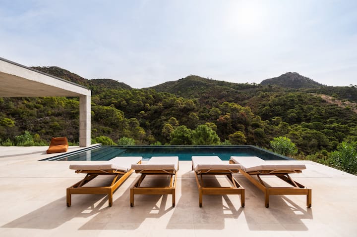 Luxury Villa With Infinity Pool & Ocean Panoramas - 埃斯特波納