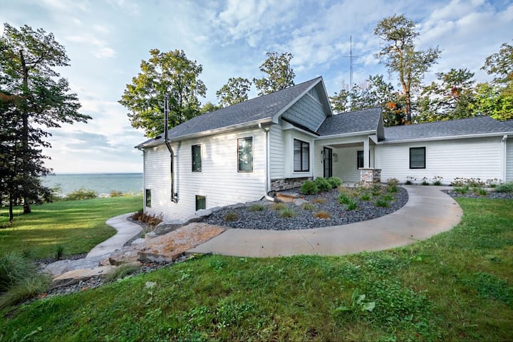 Sunnier Daze: Beachfront 5BR + Fireplaces