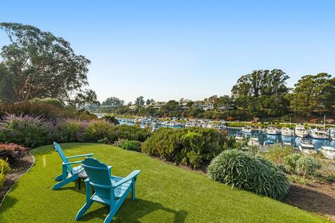 4BR waterfront oasis w/ hot tub, patio & views