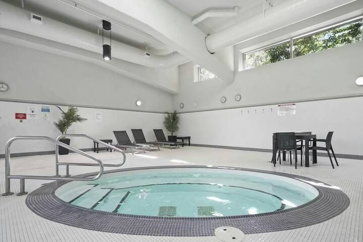 3BR penthouse with amazing view, hot tub & pool gallery image 3