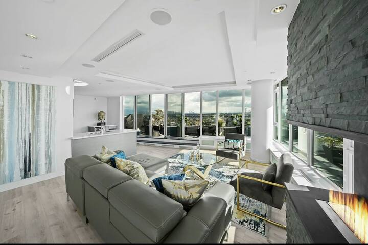 3BR penthouse with amazing view, hot tub & pool gallery image 2