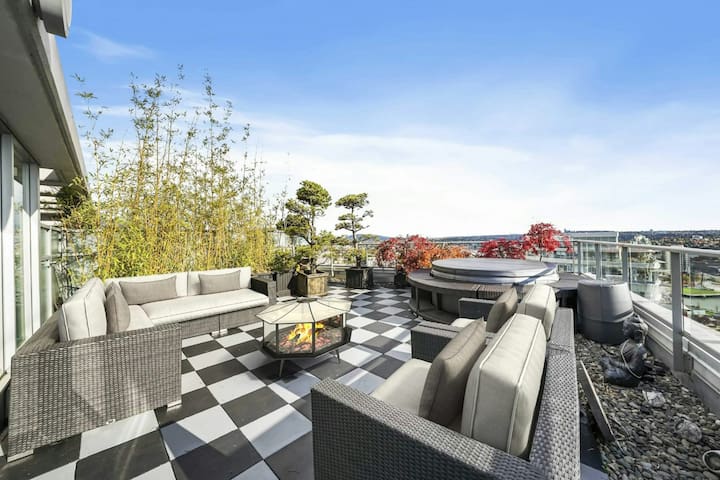 3BR penthouse with amazing view, hot tub & pool