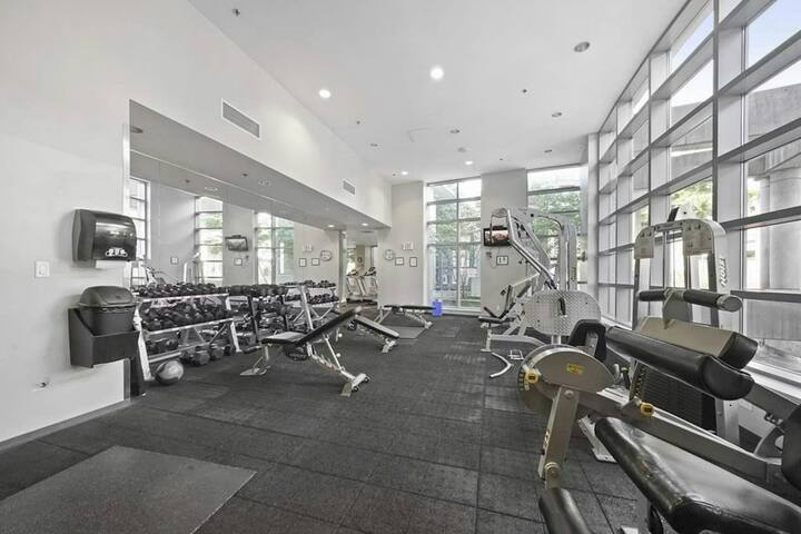 3BR penthouse with amazing view, hot tub & pool gallery image 5