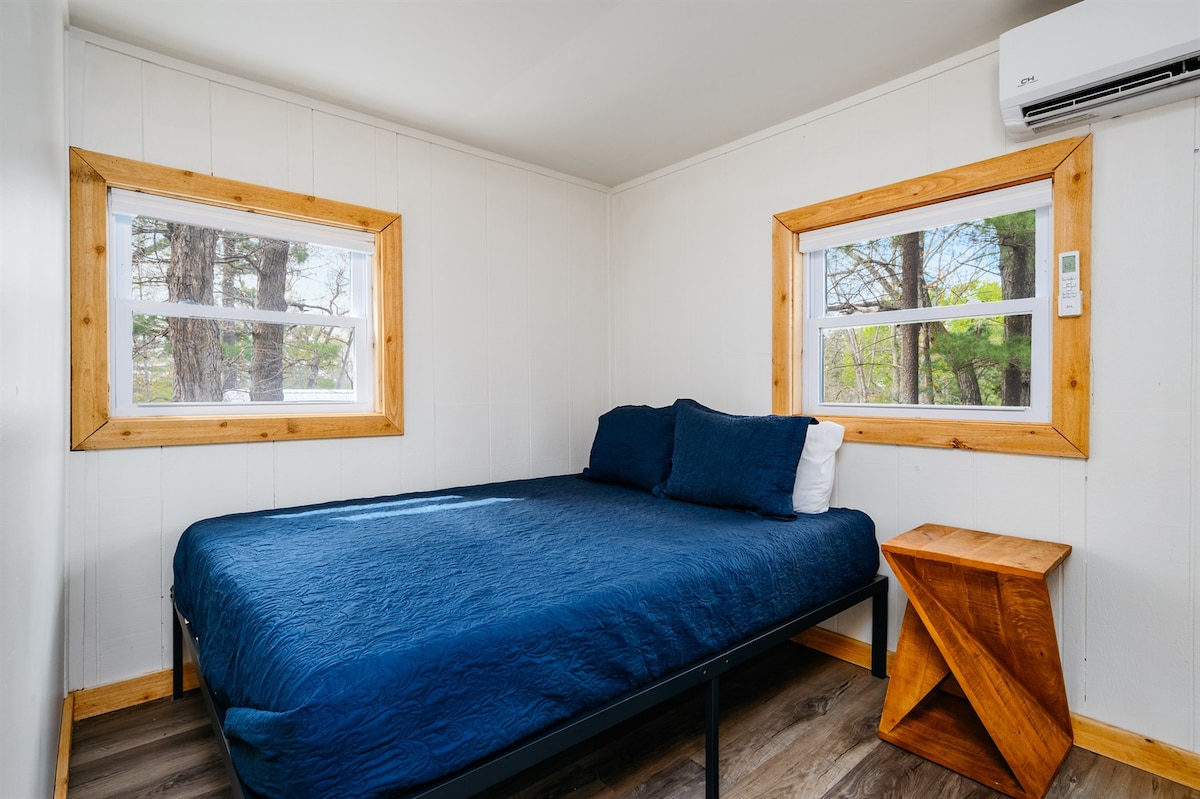  Camera luminosa e ariosa con vista sugli alberi e accenti moderni che invitano al relax.