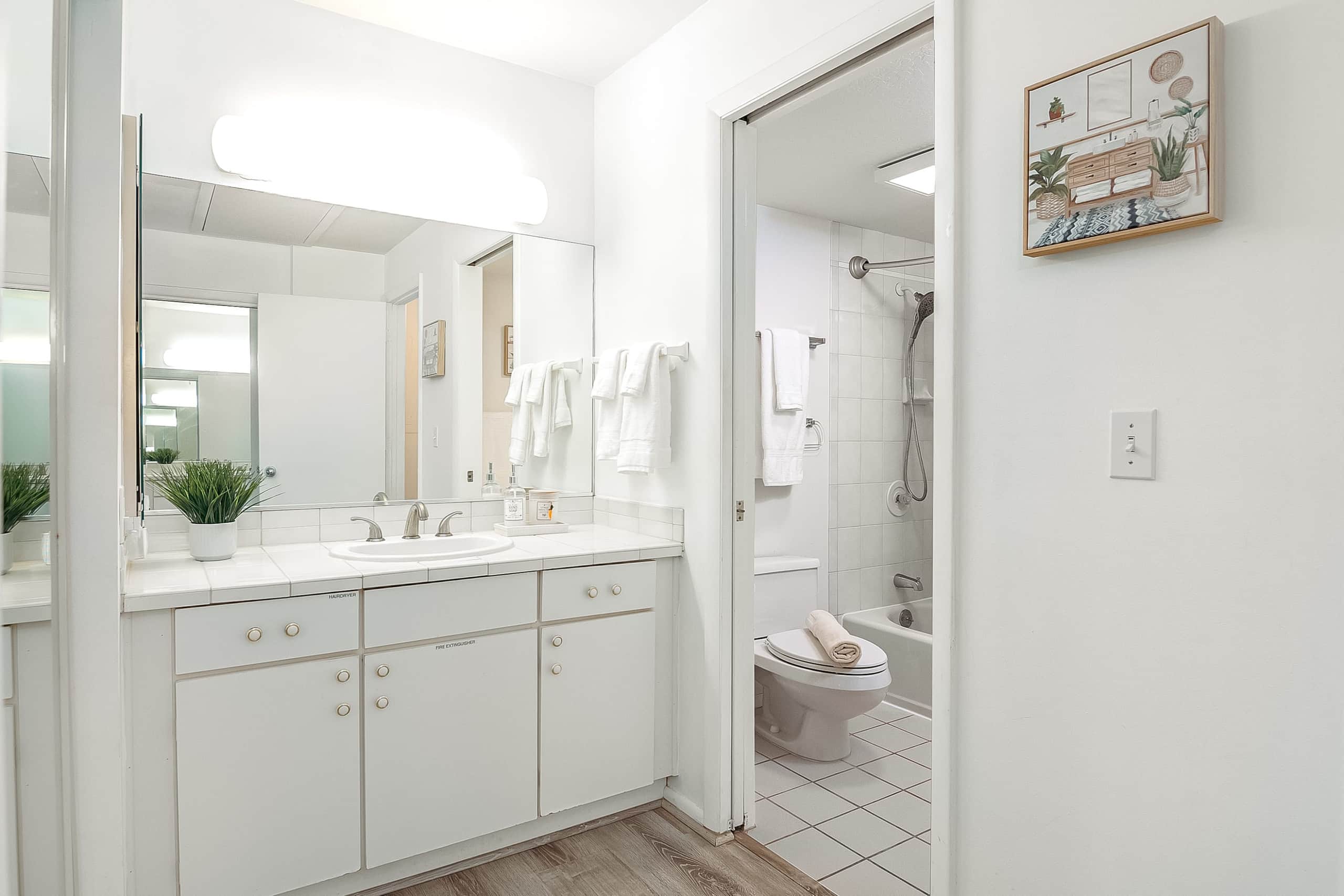 bright 3 bed,3 bath, pool, hot tub, tennis, breeze - Photo 46