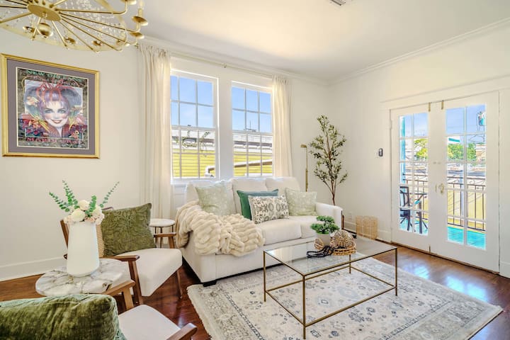 *Renovated Gem*I Chic & Central I Gated Parking