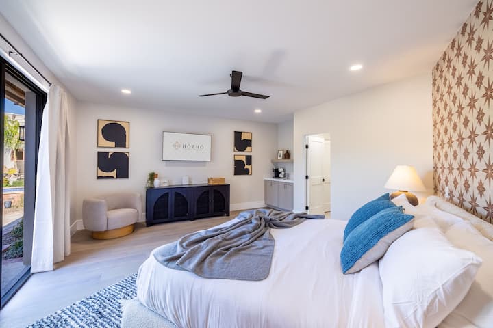 King Bedroom 2 w/Ensuite: Maridadi yenye ubunifu wa kisasa, viti vya starehe na ufikiaji wa kando ya bwawa.