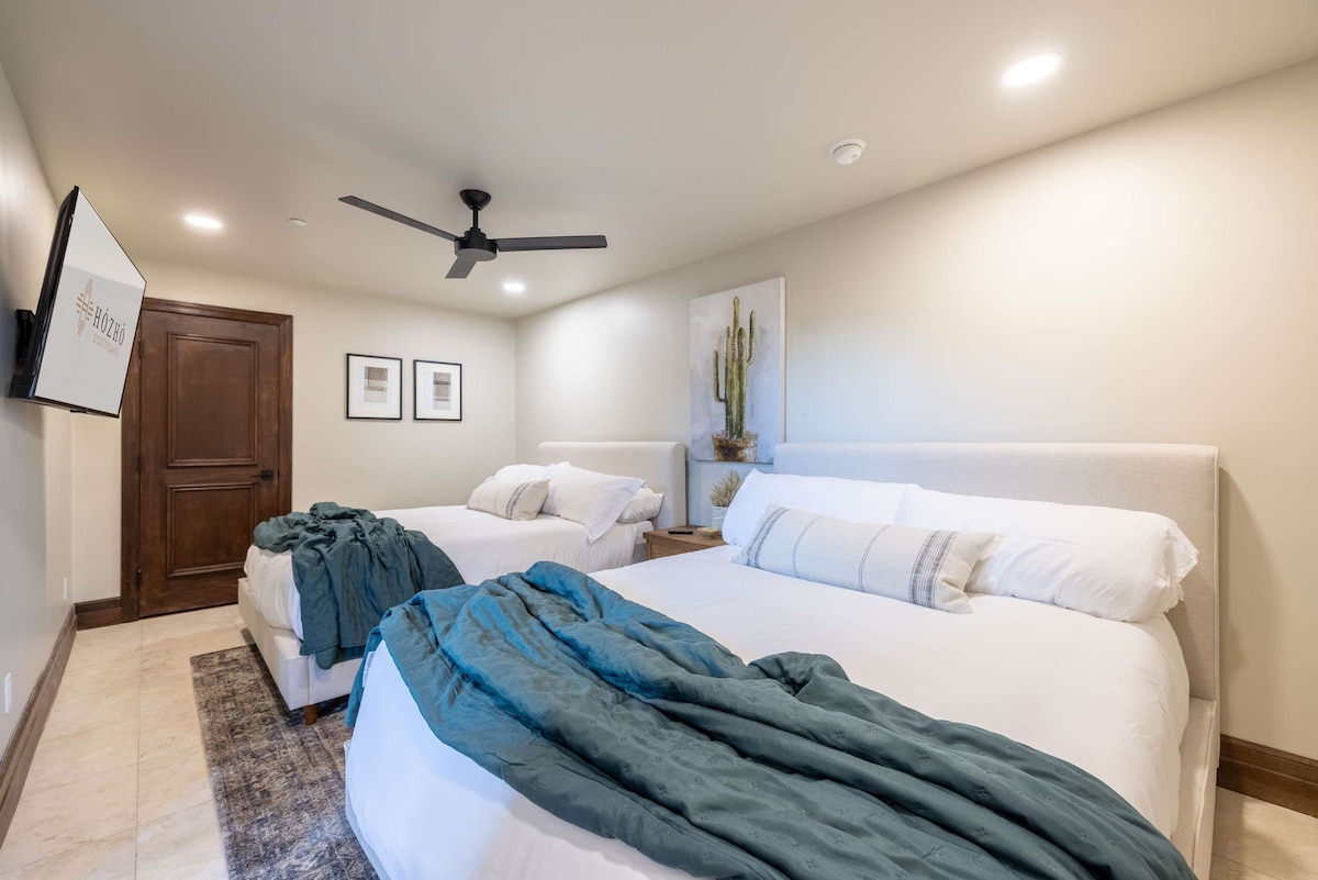 Dormitorio Casita 11 con baño privado. Perfecto para grupos o familias, este espacioso dormitorio ofrece dos lujosas camas tamaño queen, ropa de cama acogedora y un elegante toque del suroeste.