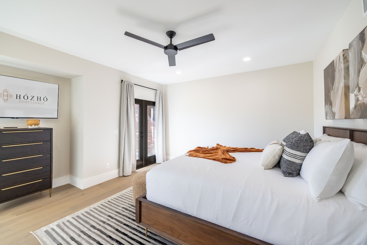 Dormitorio principal 3 con baño privado: dormitorio con muebles modernos, sábanas de lujo y acceso a balcón privado.