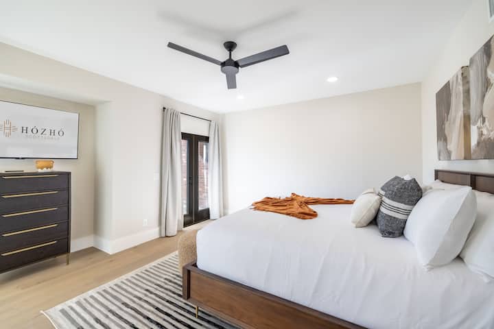 King Bedroom 3 w/Ensuite: Chumba cha kulala cha wageni kilicho na fanicha za kisasa, mashuka ya kifahari na ufikiaji wa roshani ya kujitegemea.