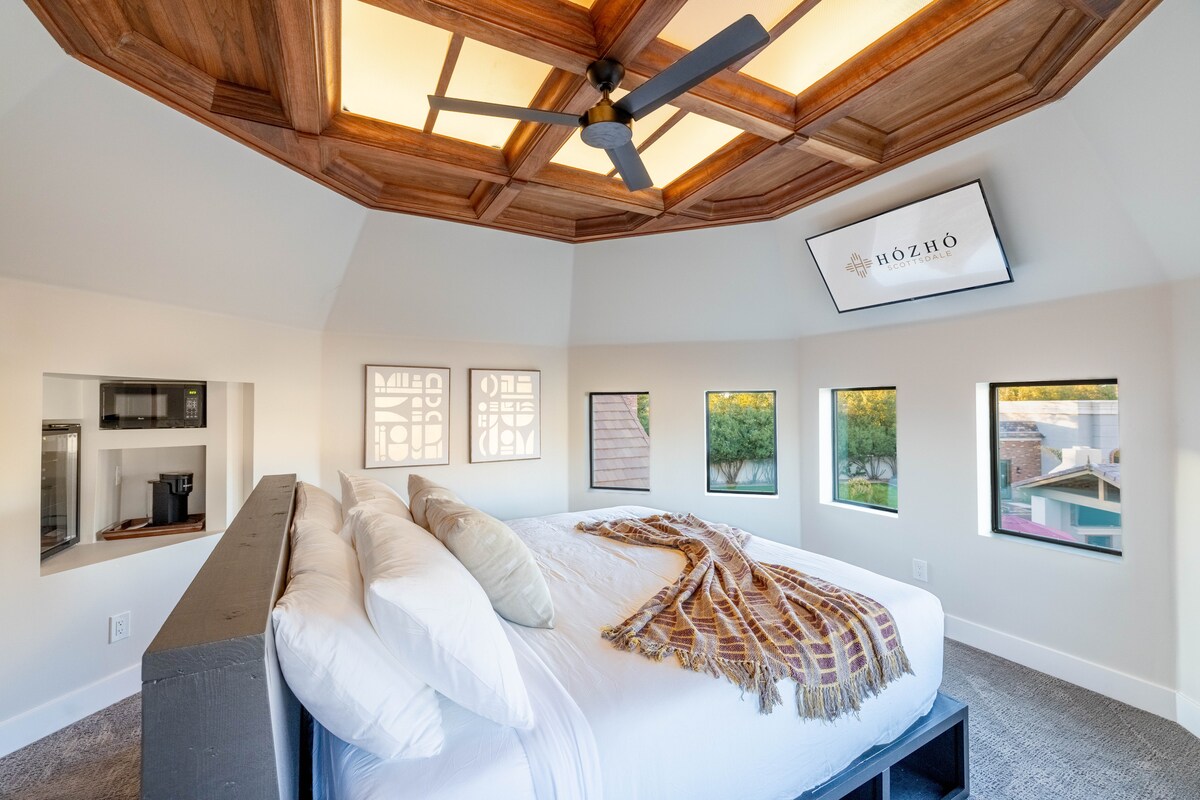 Dormitorio King 10 con baño dedicado: dormitorio único estilo torreta con un impresionante techo con paneles de madera, ventanas envolventes, vistas a la piscina y acogedoras comodidades en la habitación.
