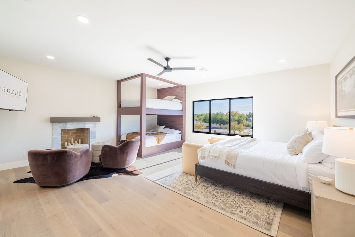 Dormitorio King 6 con baño en suite: amplio dormitorio familiar con chimenea, cama tamaño king y literas tamaño queen incorporadas a medida para huéspedes adicionales.