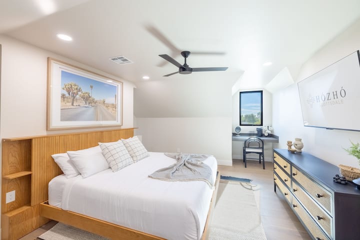 King Bedroom 8 w/Ensuite: Chumba cha wageni cha kisasa kilicho na kitanda cha kifahari, televisheni mahiri, mandhari ya milima na sehemu mahususi ya kufanyia kazi.