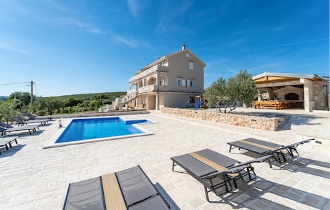 Beautiful home in Slivnica with WiFi