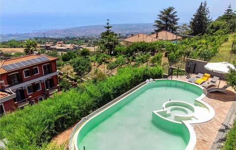 Gorgeous home in Sant'Alfio with sauna