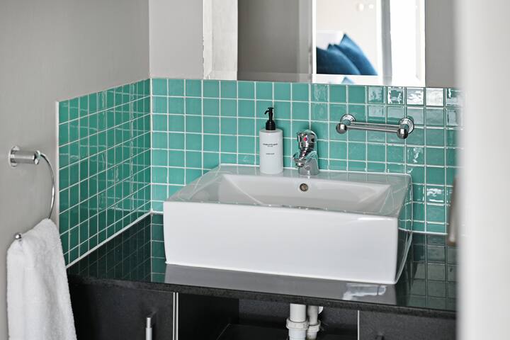 Modern 3-Bed Apt | Designer Touch & Mountain Views gallery image 4