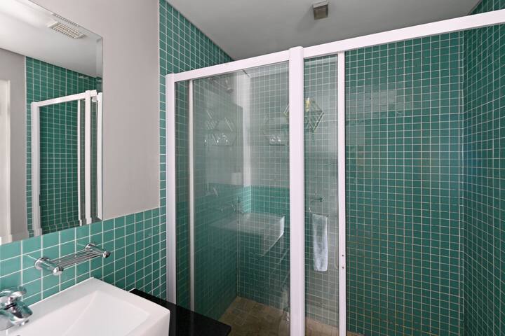 Modern 3-Bed Apt | Designer Touch & Mountain Views gallery image 3