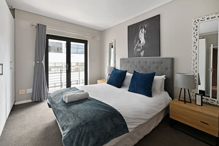 Modern 3-Bed Apt | Designer Touch & Mountain Views