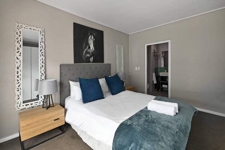 Modern 3-Bed Apt | Designer Touch & Mountain Views gallery image 2