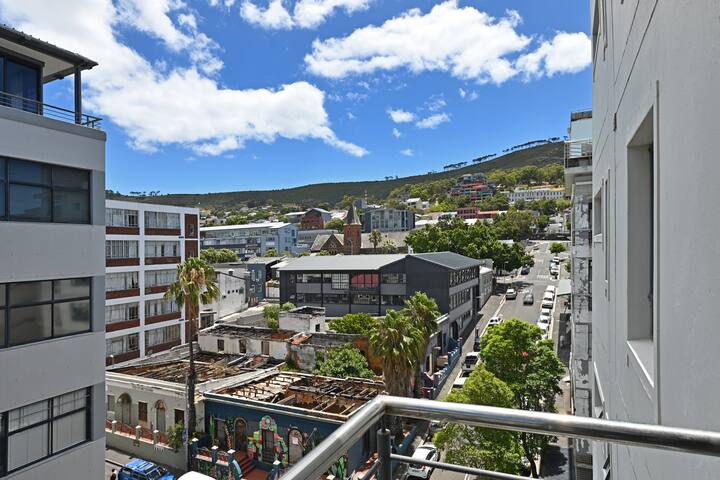 Modern 3-Bed Apt | Designer Touch & Mountain Views gallery image 5