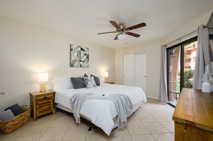 卧室配备加大双人床和大型智能电视。