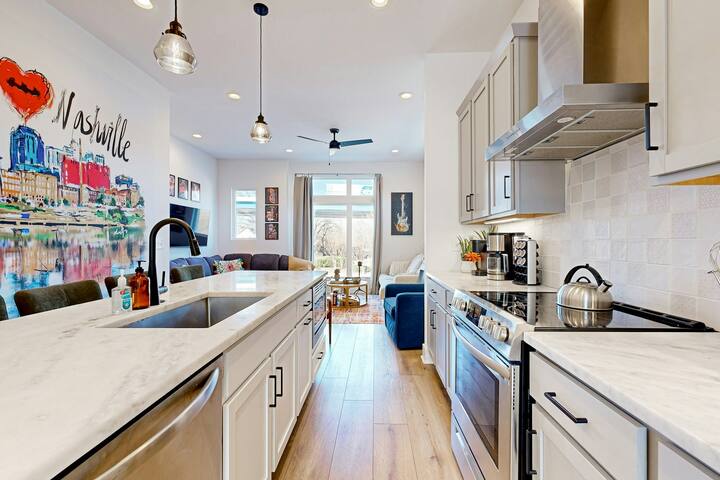 4BR perfectly perched home with rooftop deck gallery image 5