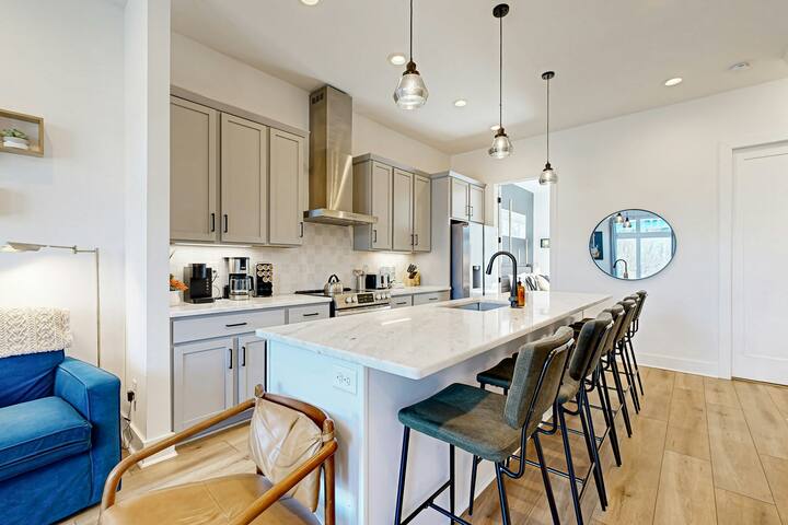 4BR perfectly perched home with rooftop deck gallery image 4