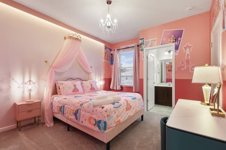 Elegante dormitorio con temática princesa con cama con dosel, iluminación elegante y decoración de ensueño.